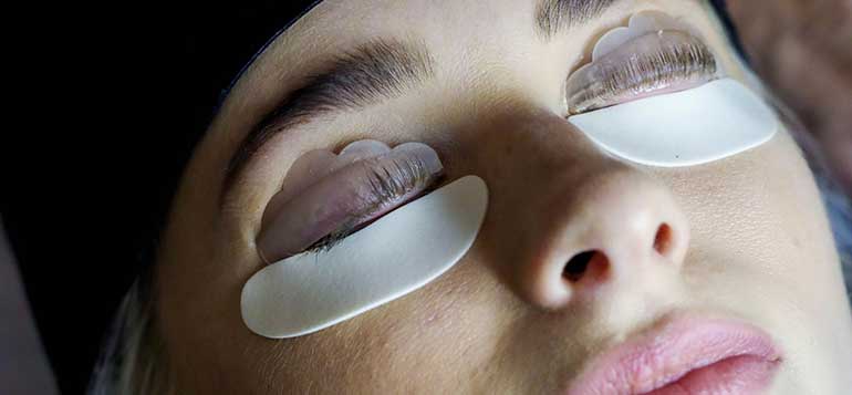 Lash Lift: βήμα βήμα η τεχνική με patches και rollers